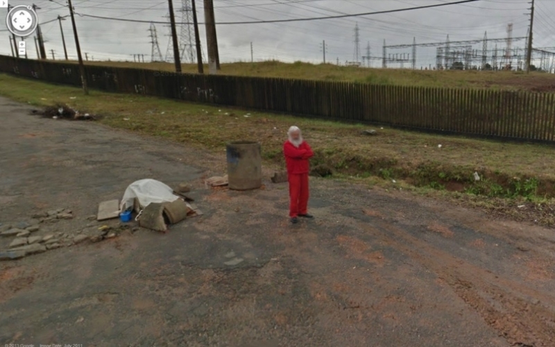 Um Papai Noel Humilde | Imgur.com/8Tydzr9 via Google Street View