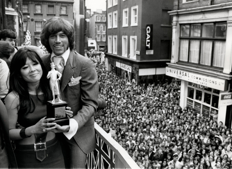 Barry Gibb está tan de moda que gana el premio al mejor vestido | Alamy Stock Photo by KEYSTONE Pictures USA