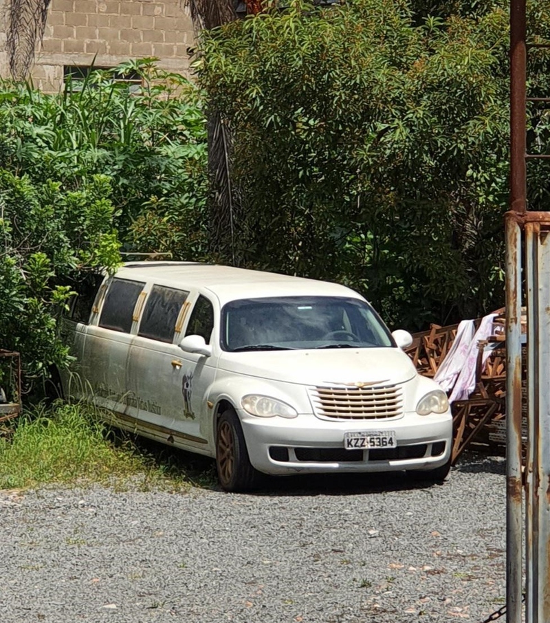 White PT Cruiser Limo | Reddit.com/MAZE_Fox