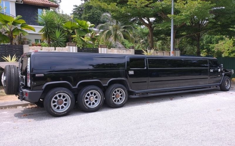 An H2 Limo | Reddit.com/swifter7067