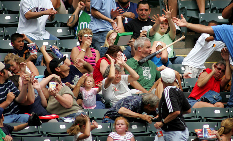 Percance en un partido de béisbol | Getty Images Photo by Ron Jenkins/Fort Worth Star-Telegram