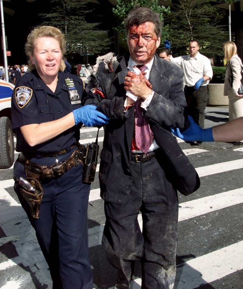 La heroica mujer de azul | Getty Images Photo by Corey Sipkin/NY Daily News Archive