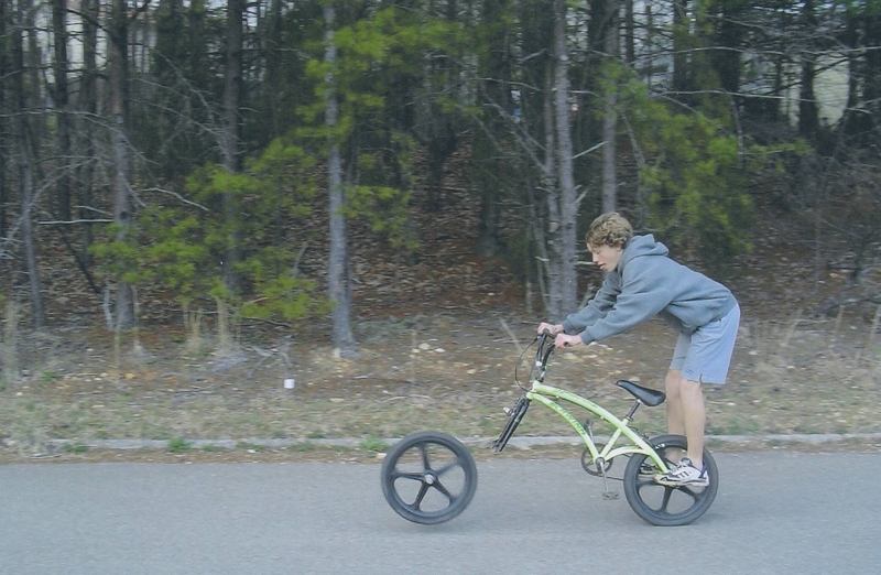 Una bicicleta transformándose en monociclo | Imgur.com/Lr87RZ9