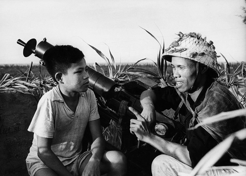 Un ametrallador y un niño | Getty Images Photo by Sovfoto