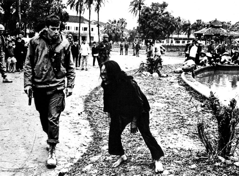 Una mujer implora clemencia | Getty Images Photo by Photo12