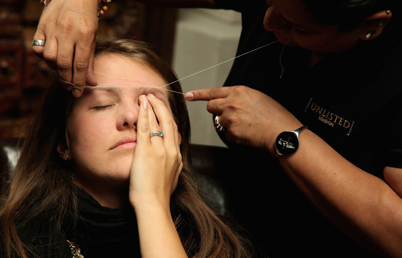 Experimente o Threading de sobrancelha | Getty Images Photo by Tim Whitby