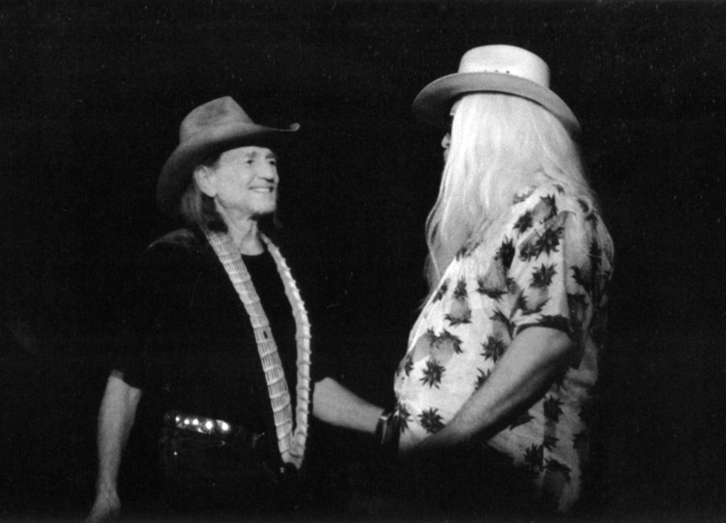 Willie Nelson und Leon Russell hängen zusammen ab | Getty Images Photo by Jim Steinfeldt/Michael Ochs Archives