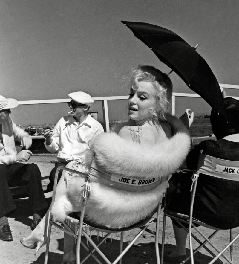 Marilyn Monroe beim Relaxen am Set von 