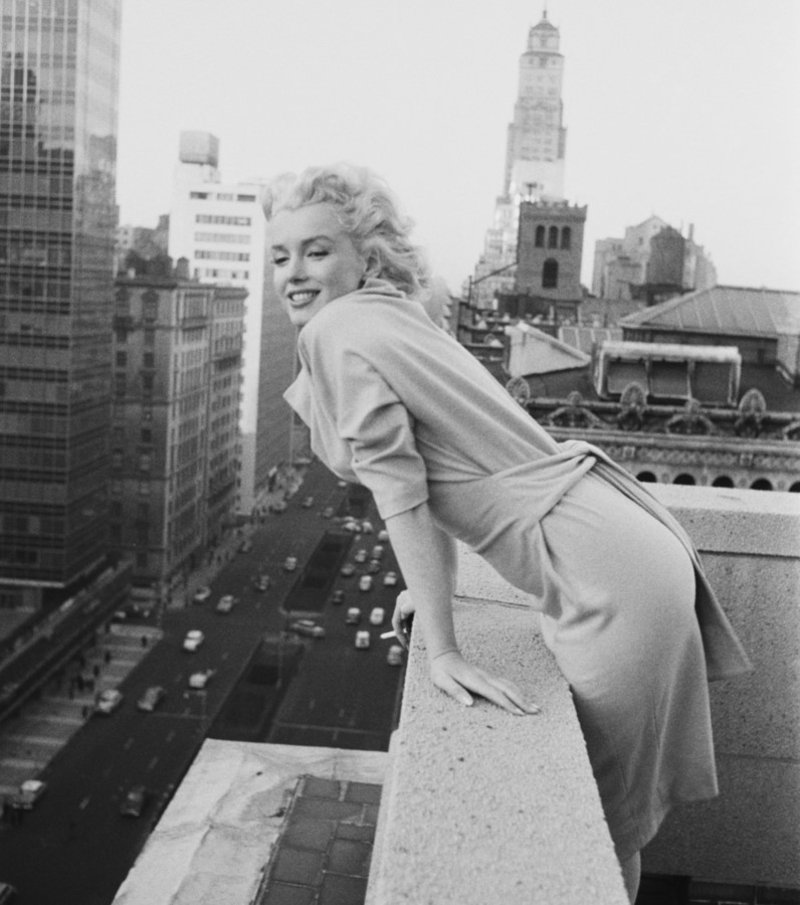 Marilyn Monroe schaut aus dem Ambassador Hotel heraus | Getty Images Photo by Ed Feingersh/Michael Ochs Archives