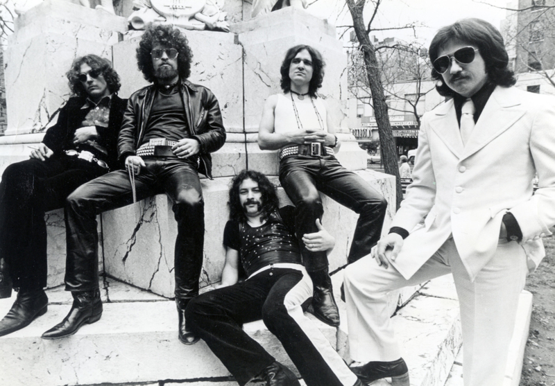 A Banda de Rock Blue Öyster Cult Posa para uma Foto em Grupo na Cidade Durante o Auge de Sua Carreira | Alamy Stock Photo by Pictorial Press Ltd