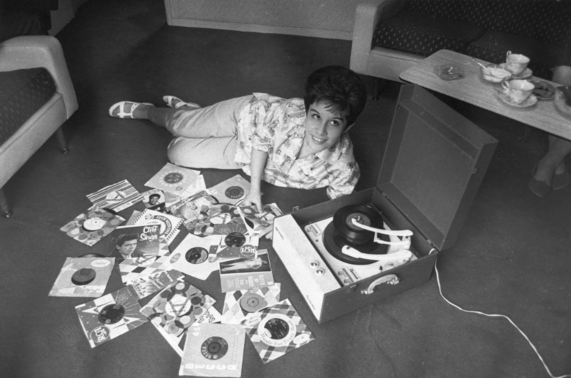 Os Discos de Vinil Estavam na Moda | Getty Images Photo by Express Newspapers