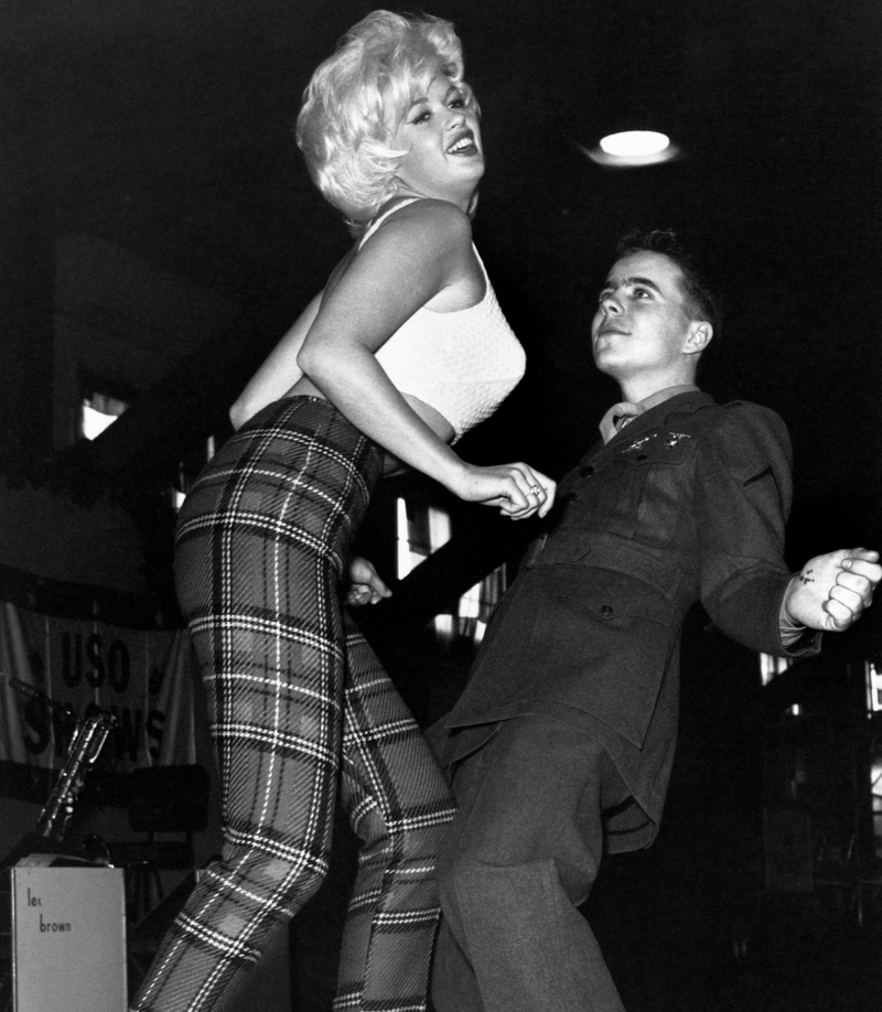 Dançando Sem Parar! Um Jovem e Feliz Fuzileiro Naval Dança o Twist com Jayne Mansfield - Base Naval de Newfoundland, 1961 | Getty Images Photo by Bettmann