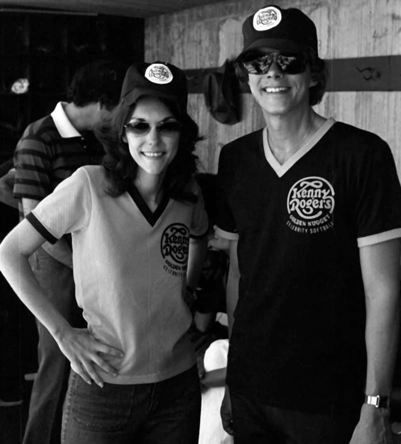 The Carpenters: A Dupla Musical de Irmãos Karen e Richard Carpenter em um Torneio de Softball, 1973 | Getty Images Photo by Ron Galella