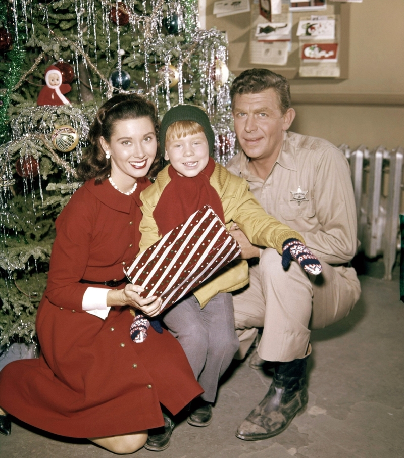 Elinor Donahue, Ron Howard e Andy Griffith, Posando para uma Foto Promocional de Fim de Ano para “The Andy Griffith Show”, 1960 | Alamy Stock Photo by Courtesy Everett Collection