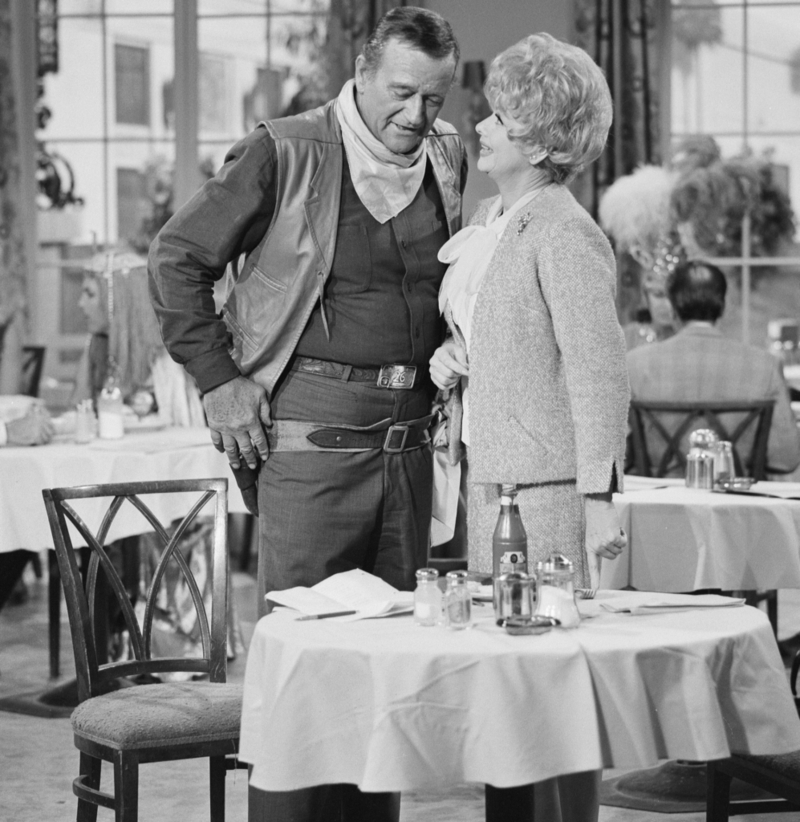 E... Ação! Lucille Ball e John Wayne Posando Durante uma Cena de 