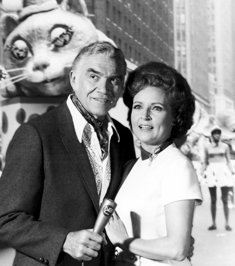 Betty White e Lorne Greene Apresentam o Desfile do Dia de Ação de Graças da Macy's, 1968 | Getty Images Photo by Silver Screen Collection