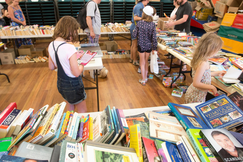 Signierte und Erstausgabe-Bücher | Alamy Stock Photo by martin berry