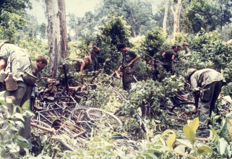 Suchen und vernichten: Vietcong-Guerilla | Alamy Stock Photo