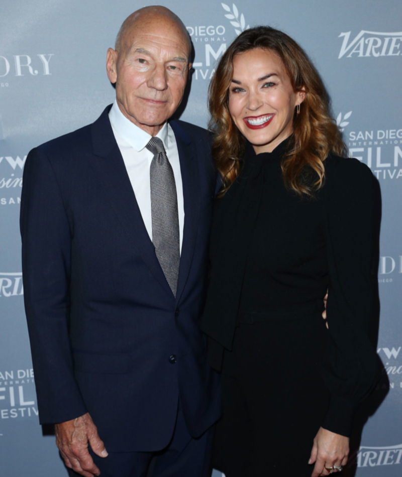 Patrick Stewart e Sunny Ozell | Getty Images Photo by Joe Scarnici