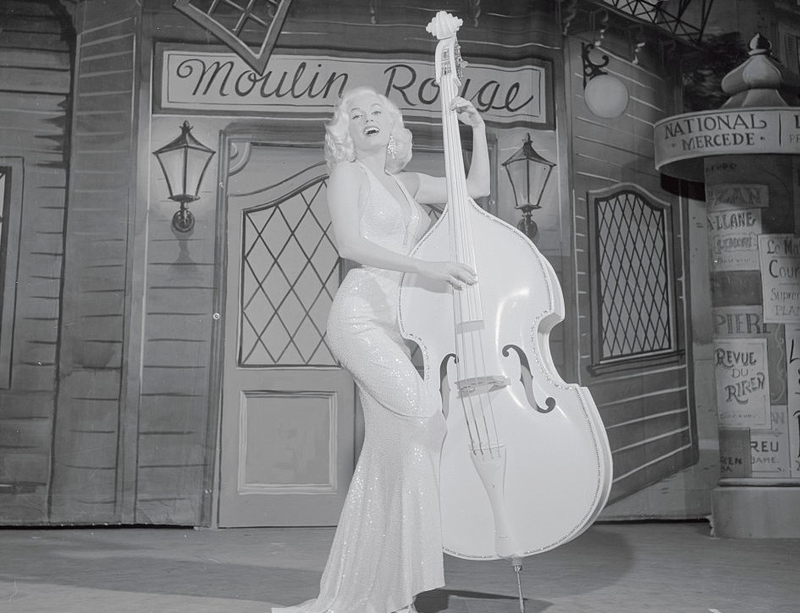 Mamie Van Doren en el Hotel Riviera | Getty Images Photo by Bettmann