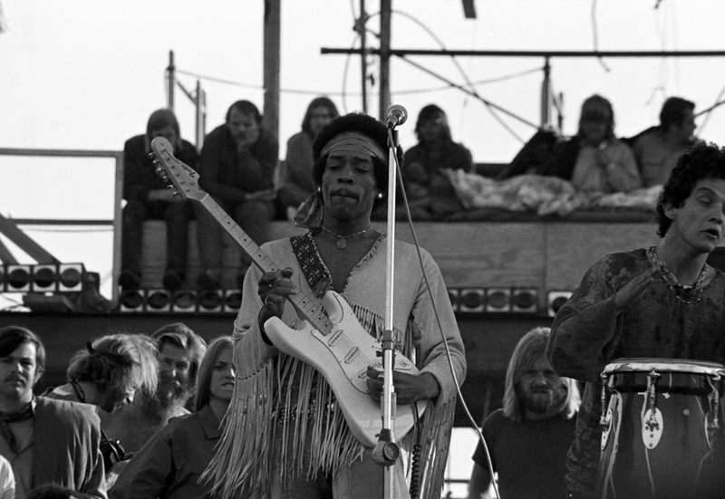 Jimi Hendrix spielt 'The Star-Spangled Banner' auf dem Woodstock-Festival | Alamy Stock Photo by Peter Tarnoff/MediaPunch Inc