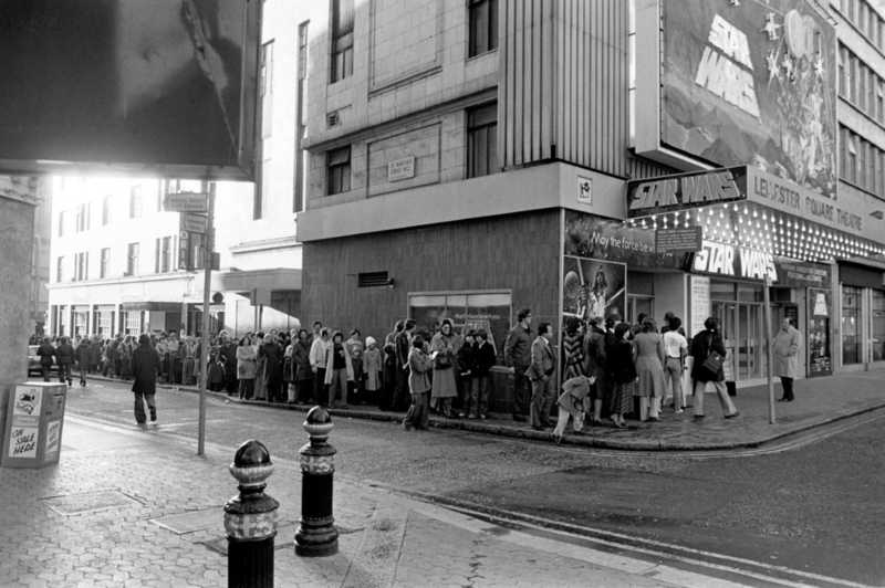 Eröffnungstag von Star Wars im Leicester Square Theatre in London im Jahr 1977 | Alamy Stock Photo by PA Images