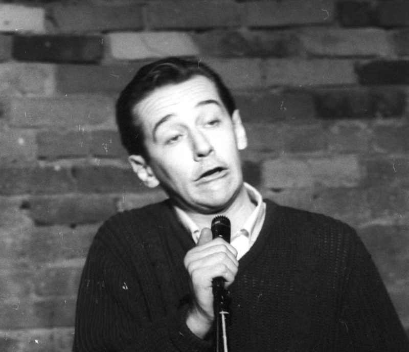 George Carlin bei seiner Stand-up Comedy Routine | Getty Images Photo by Kai Shuman/Michael Ochs Archives