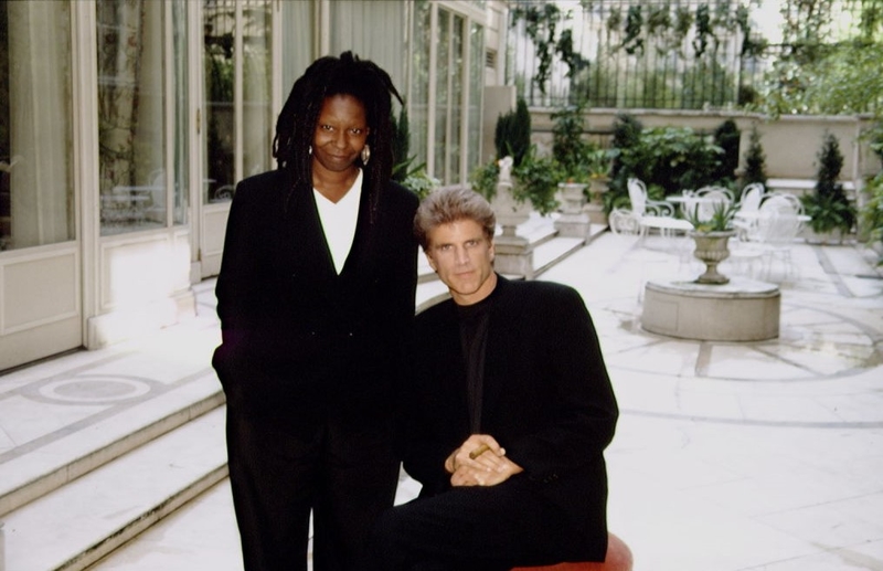 Ted Danson und Whoopi Goldberg | Getty Images Photo by Eric Robert/Sygma