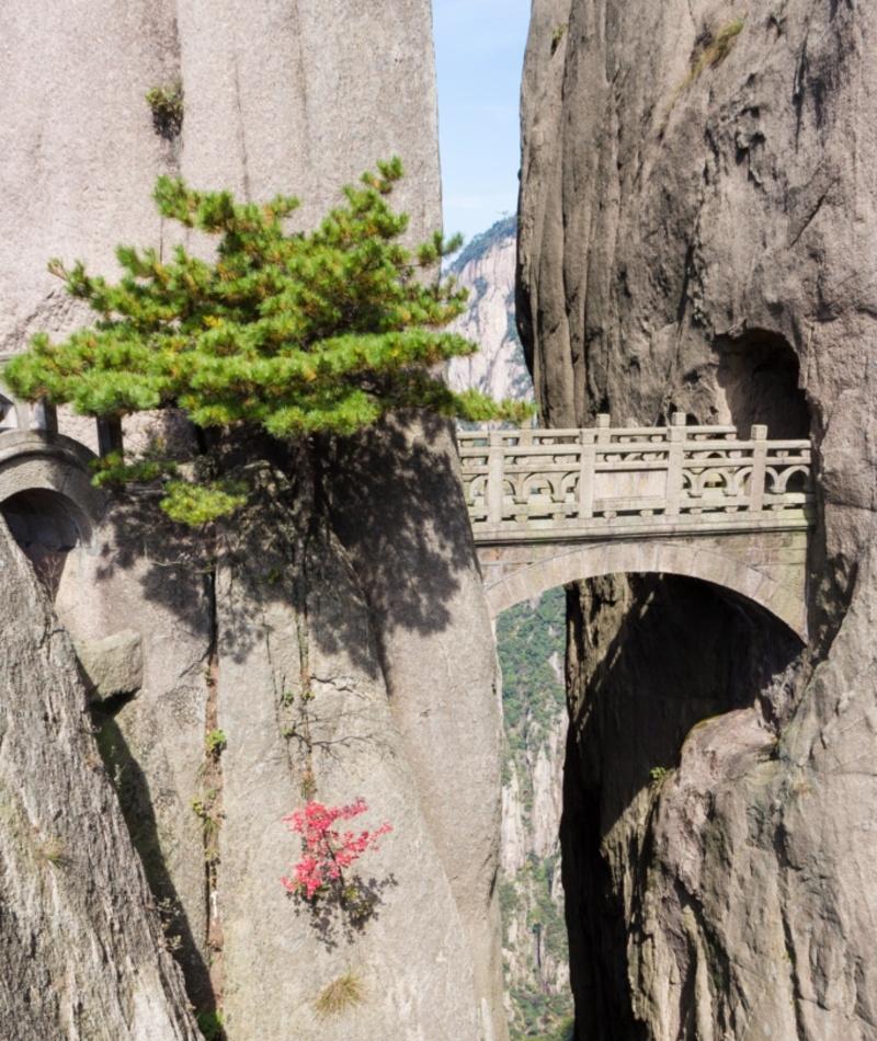 Die Brücke der Unsterblichen, Huang Shan in China | Alamy Stock Photo by Giuseppe Sparta