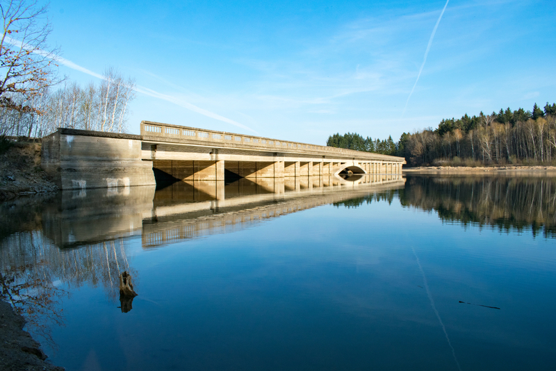 Borovsko-Brücke in der Tschechischen Republik | Shutterstock Photo by PavelJiranek