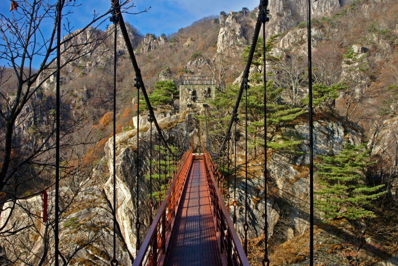 Hängebrücke am Daedunsan-Berg, Südkorea | Alamy Stock Photo by Michele Burgess 