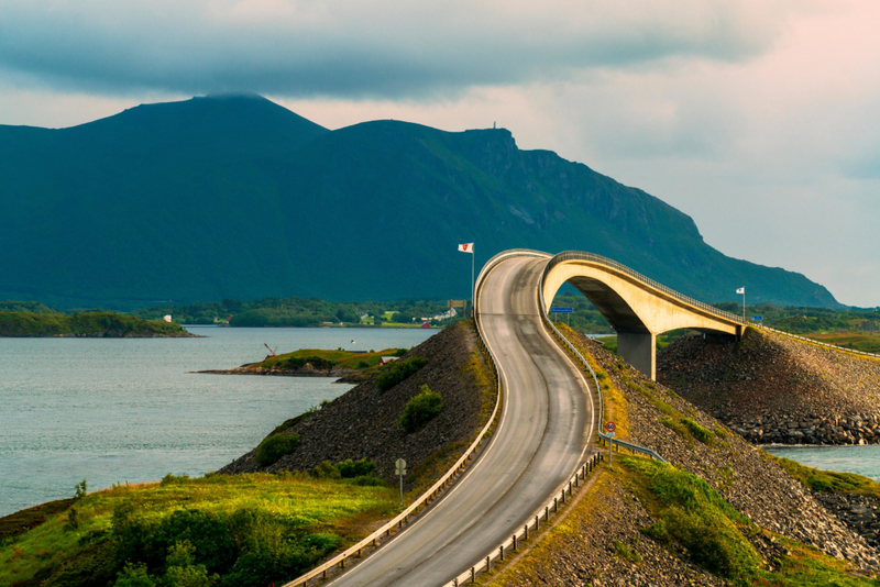 Storseisundet-Brücke in Norwegen | Alamy Stock Photo by Roberto Moiola/robertharding 