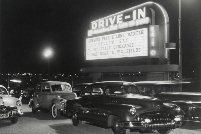 Assistir filmes dentro do carro | Alamy Stock Photo by Everett Collection Historical 