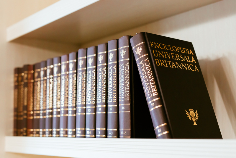 Procurar informações em enciclopédias | ProximaCentauri1/Shutterstock