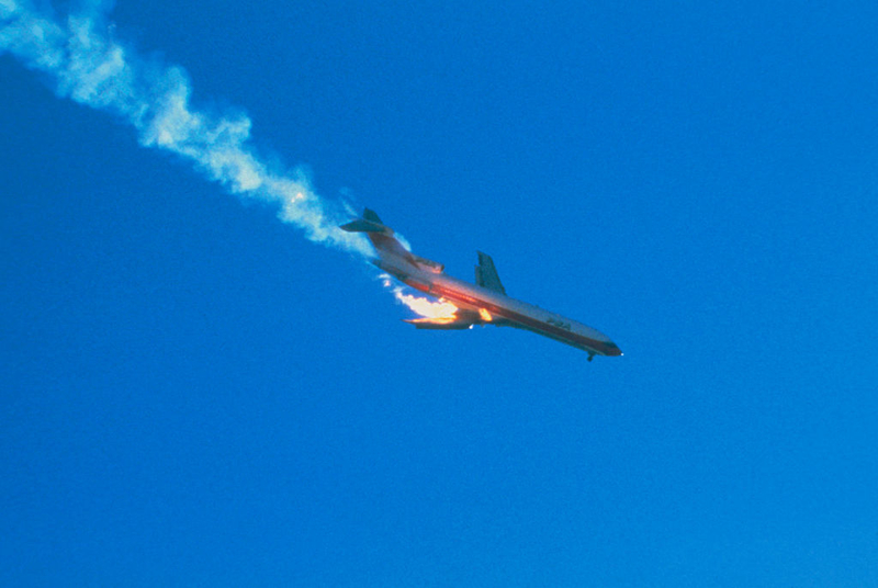 Flugzeug in Flammen | Getty Images Photo by Bettmann