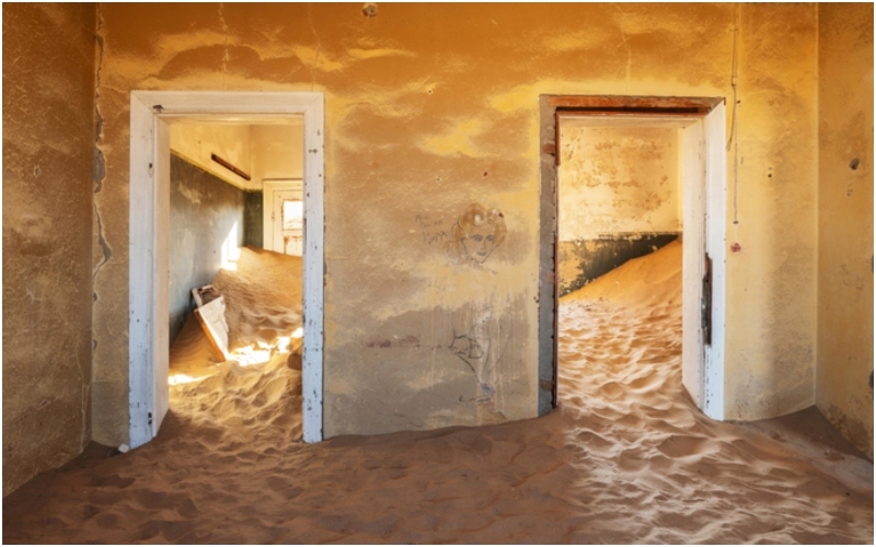 Kolmanskop, Namibia | Alamy Stock Photo by Peter Sumner