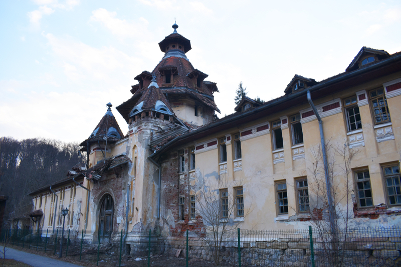 Antigua casa de socorro (Pavilionul de Bai) en Baile Govora, en el distrito de Valcea, Rumanía | Shutterstock