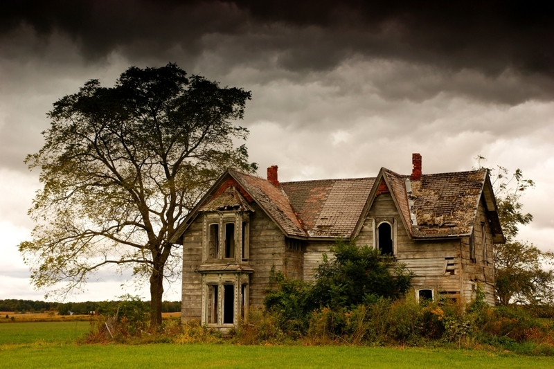 Una tormenta se acerca hacia una granja abandonada en Ontario | Alamy Stock Photo by Cale Best