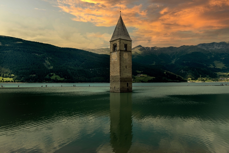 Un campanario medio hundido en Graun, Italia | Alamy Stock Photo by camilla66 