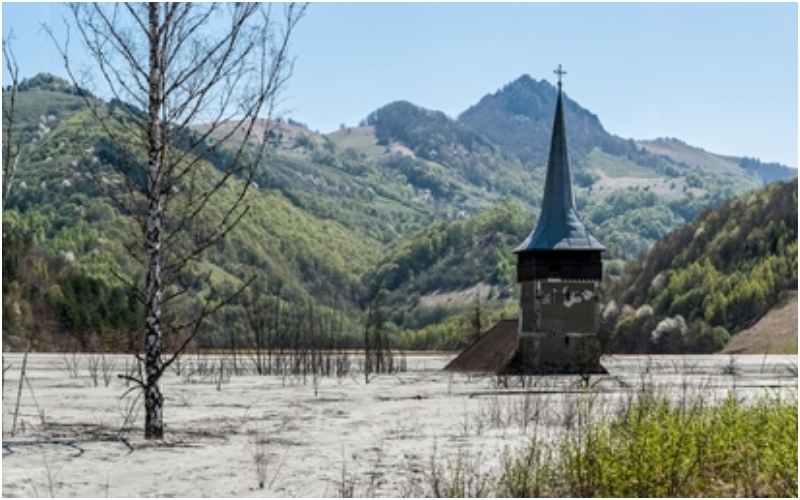 Iglesia medio hundida en Rumanía | Alamy Stock Photo by Kristo Robert 