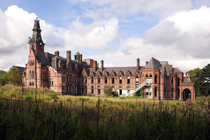 Un antiguo edificio victoriano gótico que también fue un hospital | Alamy Stock Photo by Joanne Moyes 