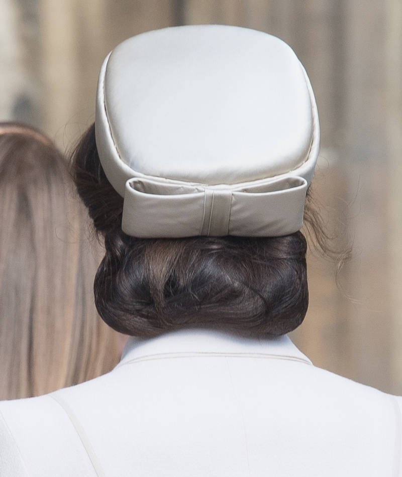 Usando Prendedores De Cabelo Para Manter Os Fios Rebeldes No Lugar | Getty Images Photo by Samir Hussein/WireImage