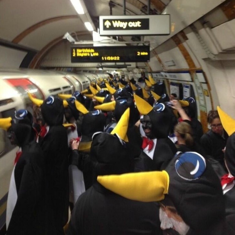 In der U-Bahn geht es heute seltsam zu | Twitter/@james_fielden