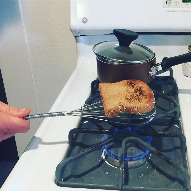 Vielleicht könntet ihr beide einen Toaster kaufen | Instagram/@medgecumbe