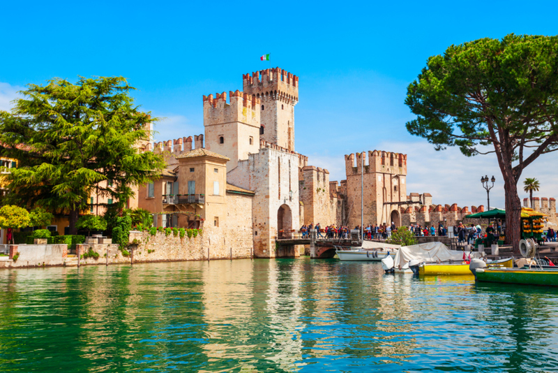 Visita el castillo de Rocca Scaligera en Sirmione, Italia | Getty Images Photo by saiko