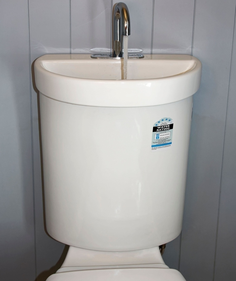 Inodoro con lavabo incluído | Alamy Stock Photo by Sally Weigand