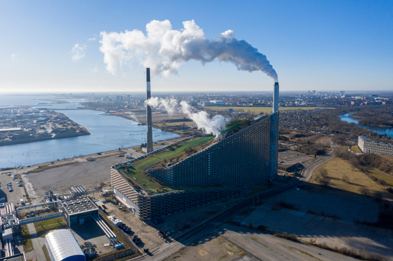 Pista de esquí sobre una planta de energía | Getty Images Photo by olli0815