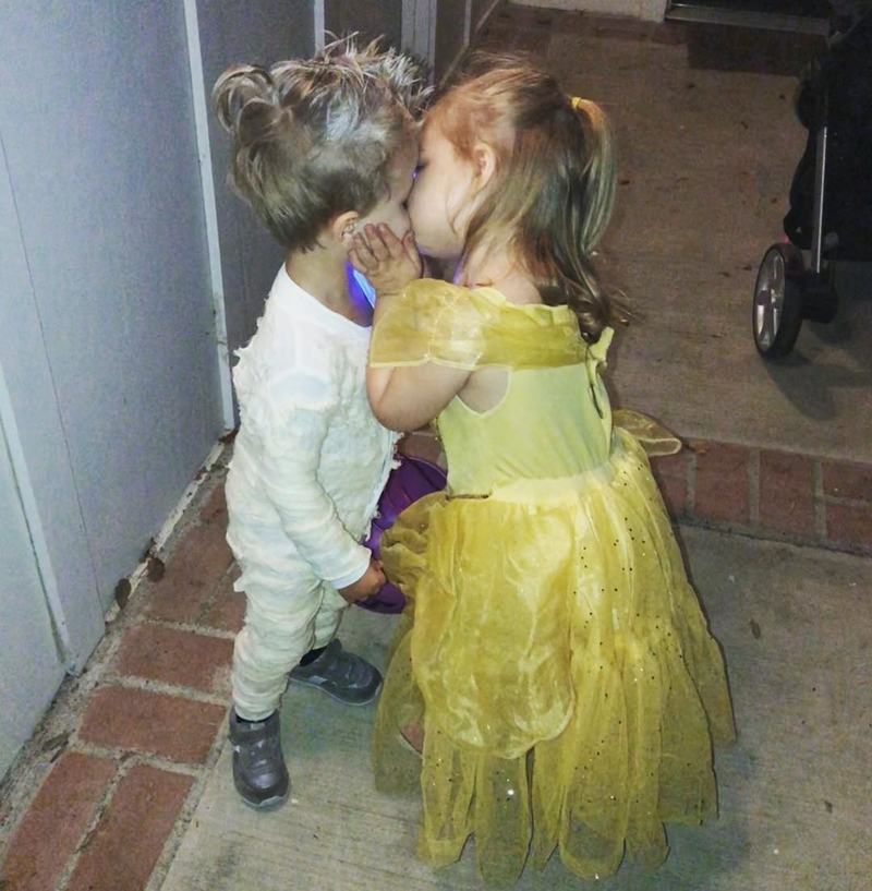 The Mom With Some Kissing Bandits on Her Hands | Instagram/@mom_fails
