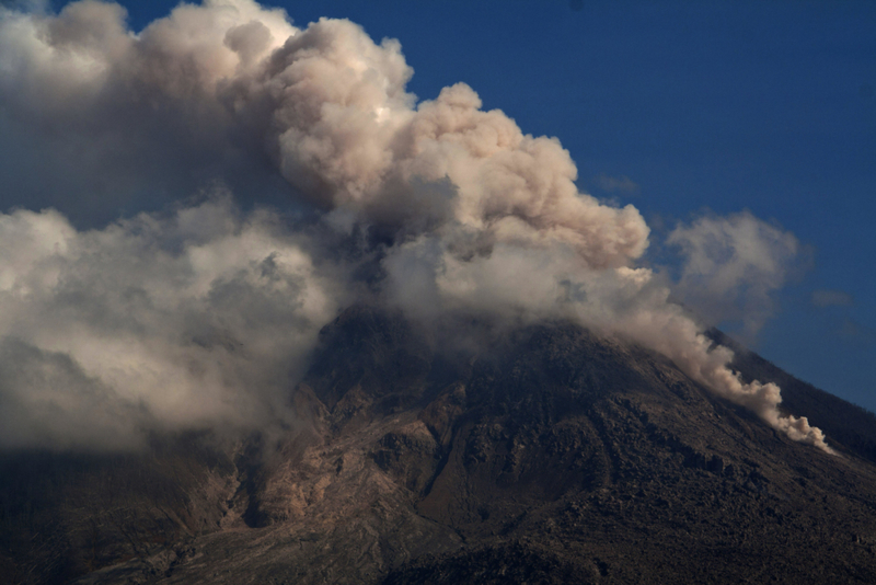 Rauchender Vulkan auf dem Mount Sinaburg | Alamy Stock Photo by Sijori Images/ZUMA Wire/ZUMA Press, Inc./Alamy Live News