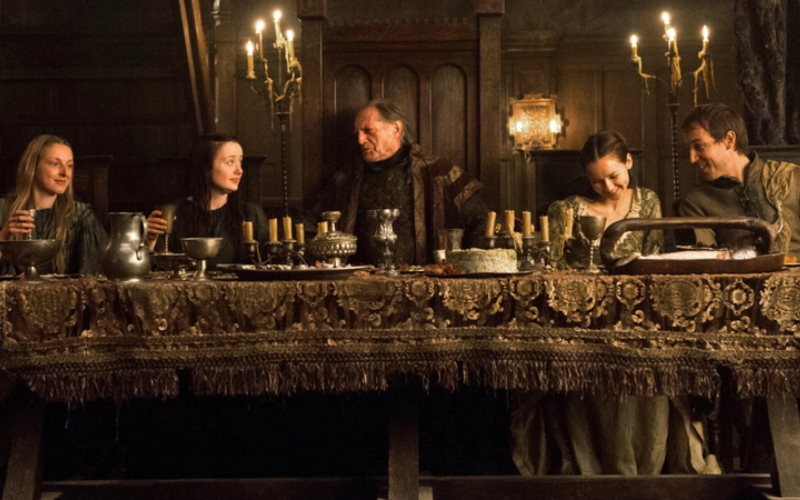 Lord Walder Frey y sus esposas en “Juego de tronos” | MovieStillsDB